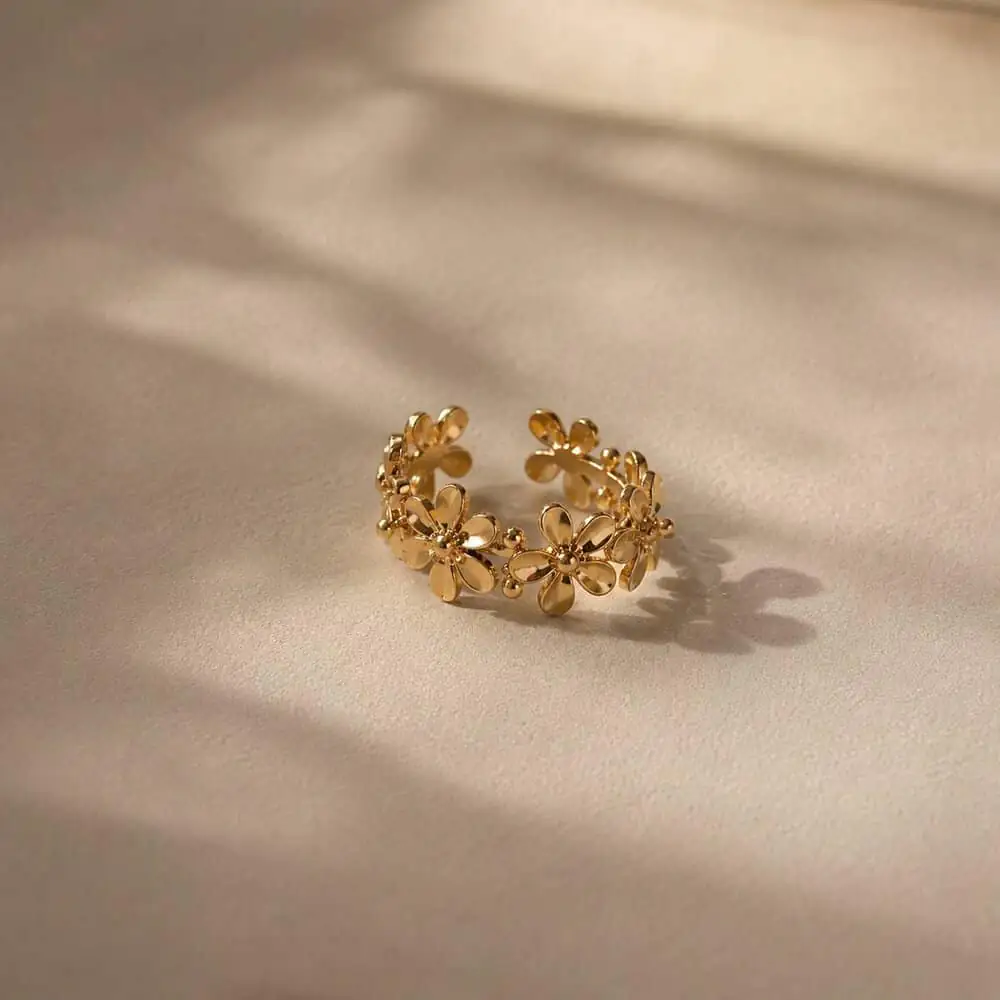 daisy-bloom-gold-ear-cuff-detail جزئیات طراحی گلدار و خمیدگی طبیعی ایرکاف طلایی