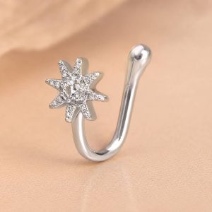پیرسینگ فیک بینی نگین‌دار با میله منحنی ظریف از نمای روبه‌رو