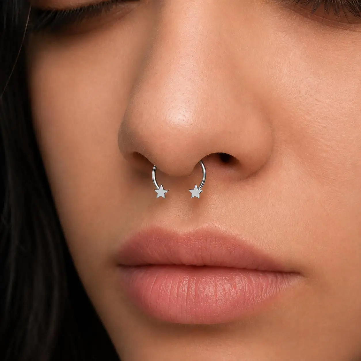 fake-septum-star-nose-piercing پیرسینگ فیک سپتوم مگنتی نقرهای طرح ستاره روی بینی