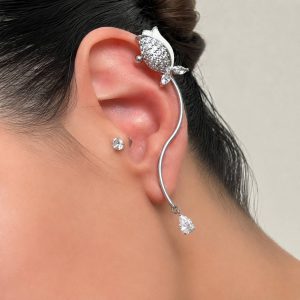 ایرکاف نقره‌ای طرح برگ نگین‌دار با آویز اشکی کریستالی روی پس‌زمینه روشن