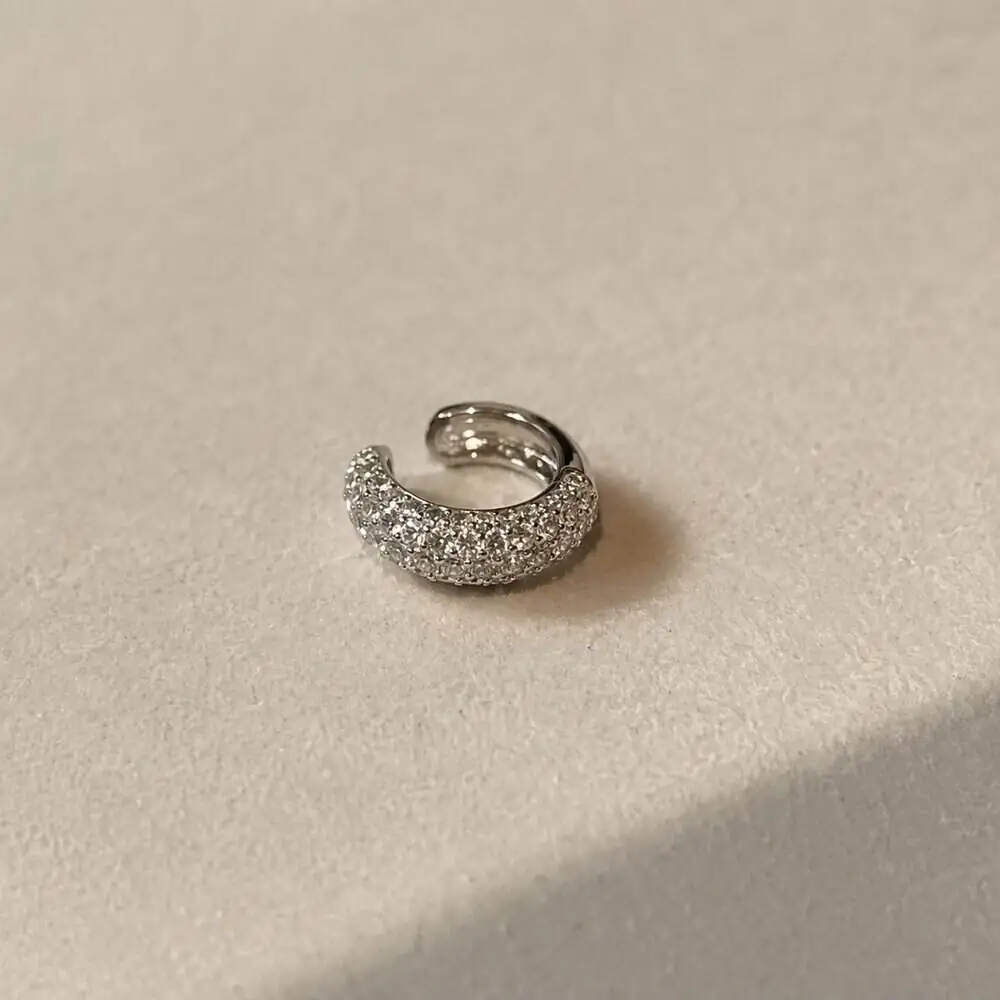 luxury-crystal-ear-cuff-product عکاسی محصول ایرکاف نگیندار بدون سوراخ گوش با طراحی مدرن و مینیمال