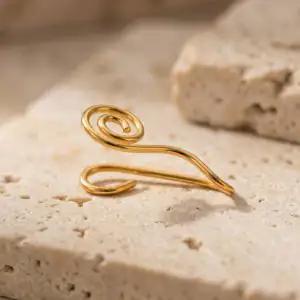 نمای نزدیک از حلقه بینی بدون سوراخ طلایی رنگ با طراحی مدرن