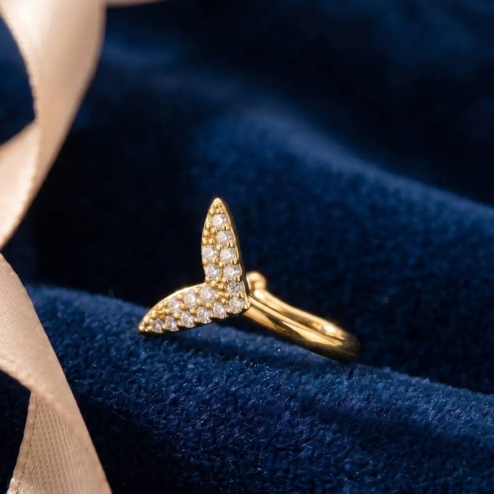 rhinestone-fake-nose-piercing-side-view نمای جانبی پیرسینگ بینی بدون سوراخ مدل دم ماهی طلایی نگیندار