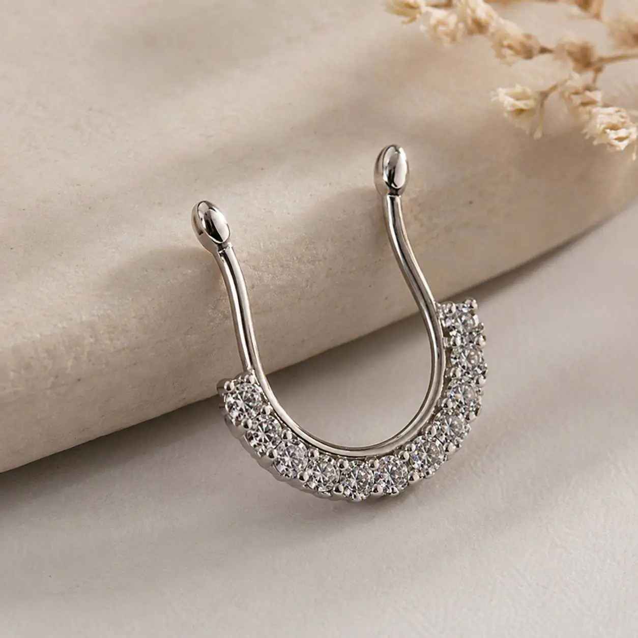 rhinestone-fake-septum-nose-ring-closeup پیرسینگ فیک سپتوم نقرهای روی بینی بدون نیاز به سوراخ کردن