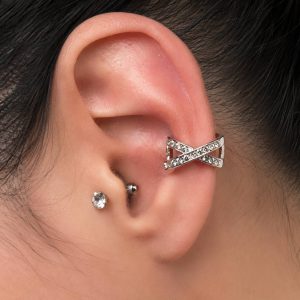 ایرکاف نقره‌ای نگین‌دار با طراحی ضربدری و درخشان نمای نزدیک