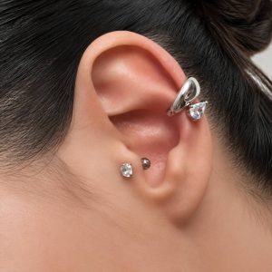 ایرکاف نقره‌ای با نگین اشکی شفاف و طراحی مدرن