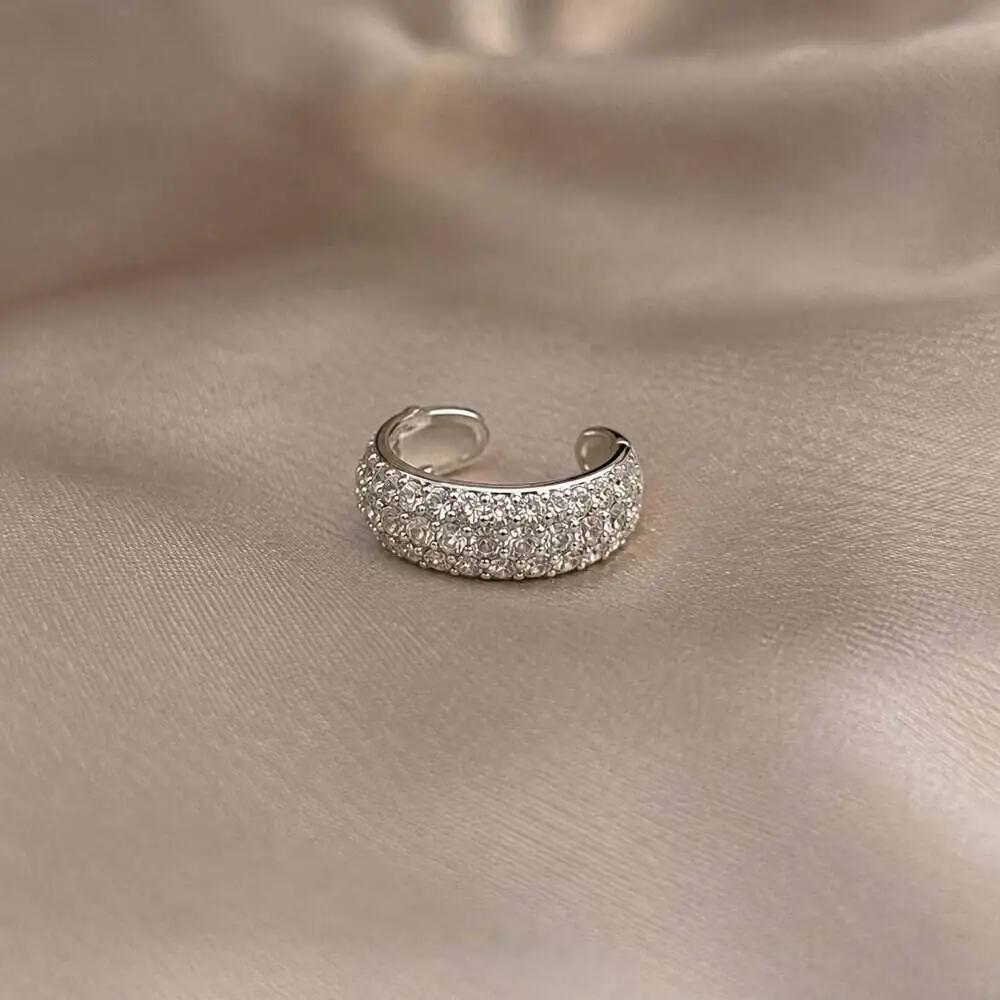 silver-pave-ear-cuff-jewelry نمای نزدیک ایرکاف لوکس با نگینهای پاوه و رنگ نقرهای براق