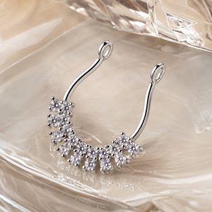 پیرسینگ فیک سپتوم نقره‌ای نگین‌دار با طراحی خوشه‌ای روی پس‌زمینه لوکس