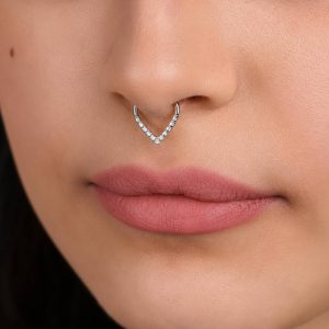 پیرسینگ فیک سپتوم نقره‌ای مدل V با نگین‌های درخشان روی بینی