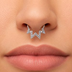 پیرسینگ فیک سپتوم نقره‌ای طرح ضربان نگین‌دار روی بینی