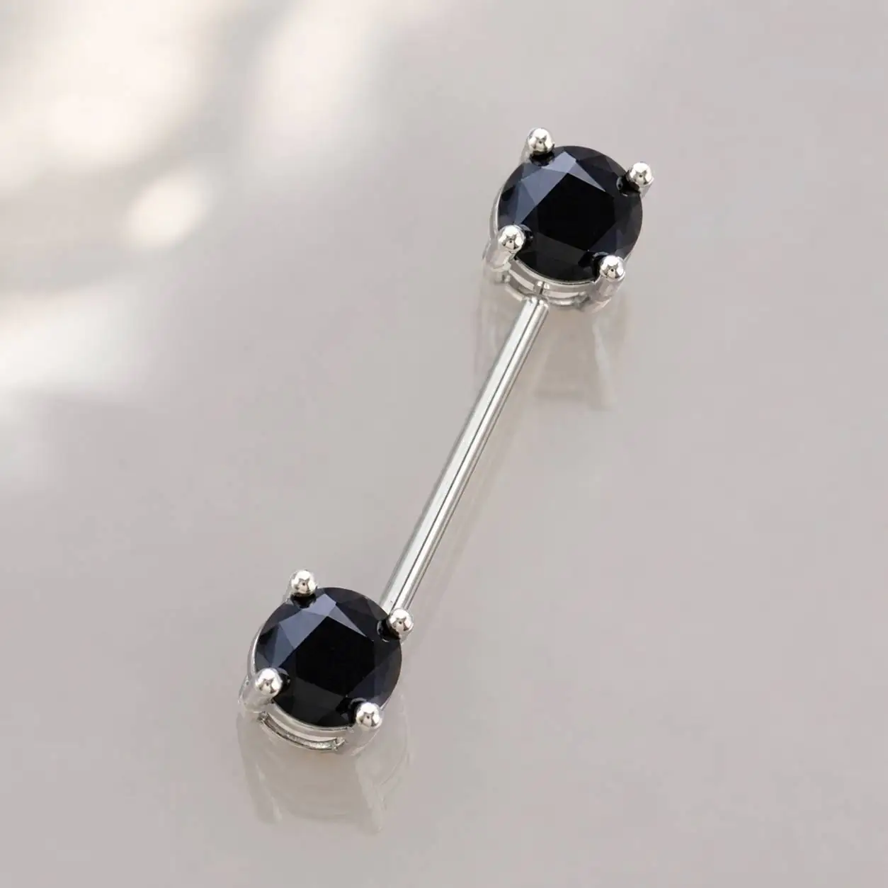 black-gem-nipple-barbell-angle نمای زاویهدار پیرسینگ نیپل دوطرفه با نگین مشکی تراشخورده