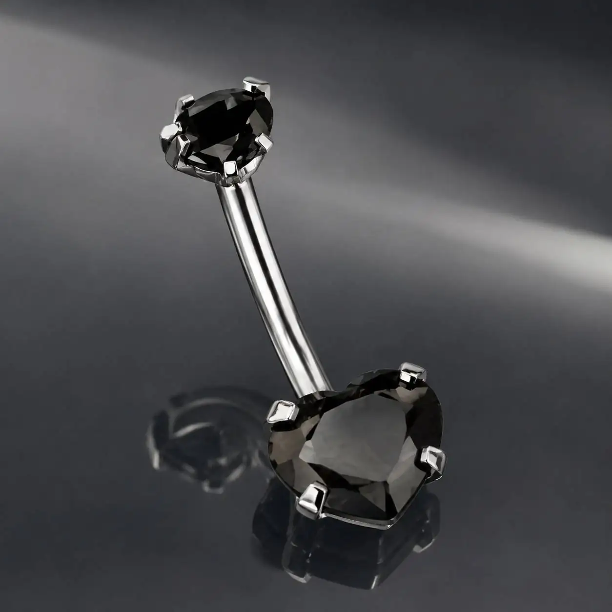 black-heart-belly-ring-side-view نمای زاویهدار پیرسینگ ناف با نگین قلبی مشکی تراشدار