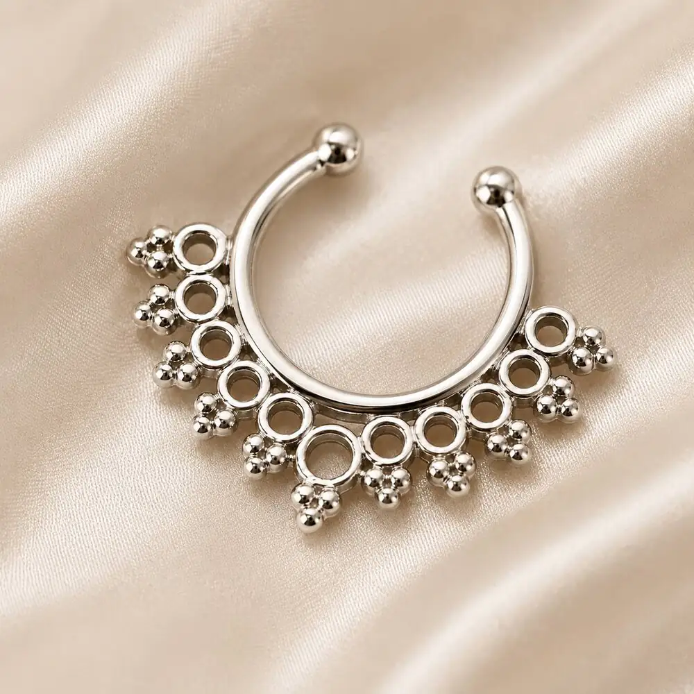 boho-silver-fake-septum-ring-detail نمای نزدیک پیرسینگ سپتوم فیک نقرهای با طراحی بوهو و جزئیات فلزی براق