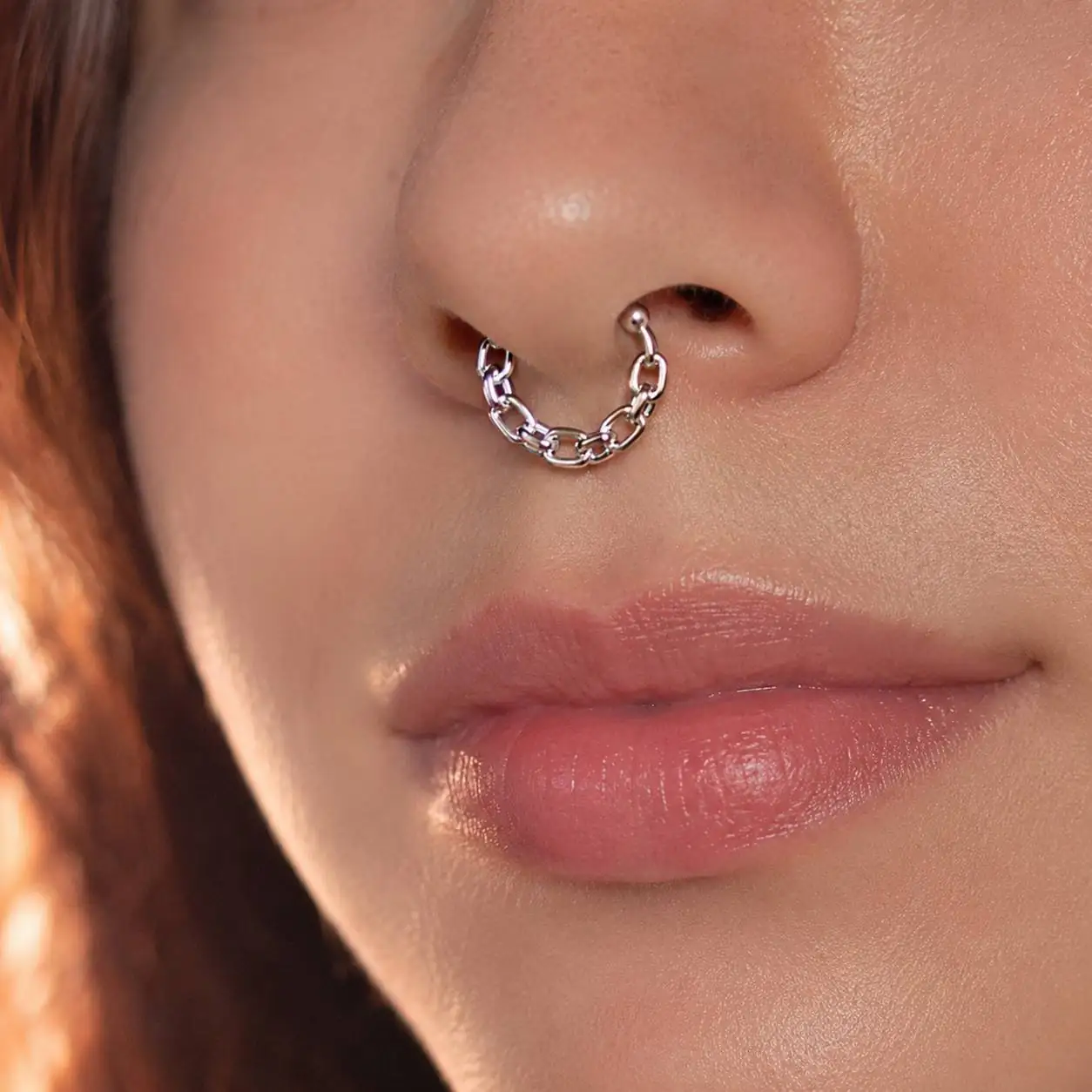 chain-link-fake-septum-piercing-on-model پیرسینگ سپتوم فیک مدل زنجیری روی بینی با ظاهر طبیعی و استایل خاص