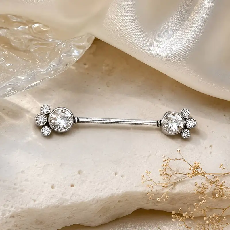 نمای نزدیک پیرسینگ نیپل مدل Crystal Cluster با نگین مرکزی و سه نگین کناری