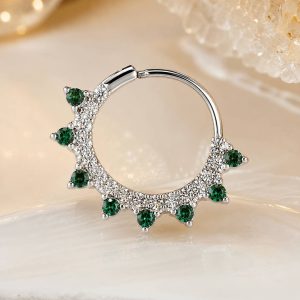 عکس نزدیک از پیرسینگ بینی سپتوم نقره‌ای با طراحی نگین‌دار خاص