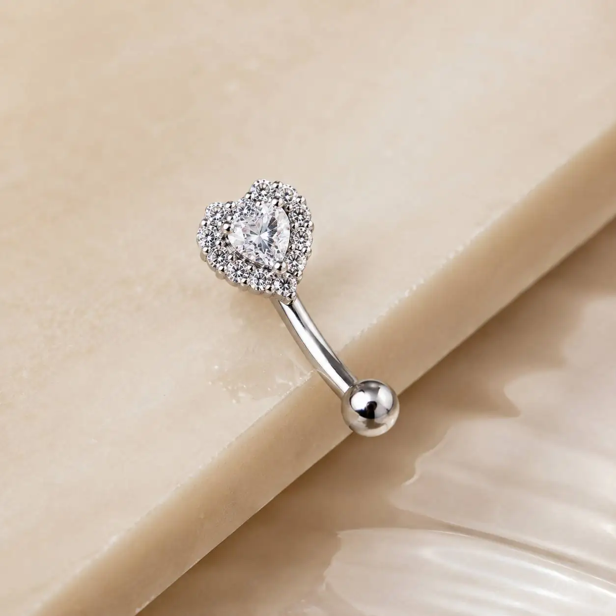 crystal-heart-curved-eyebrow-barbell.jpg پیرسینگ ابرو ظریف مدل قلب با نگین مرکزی و نگینهای ریز اطراف