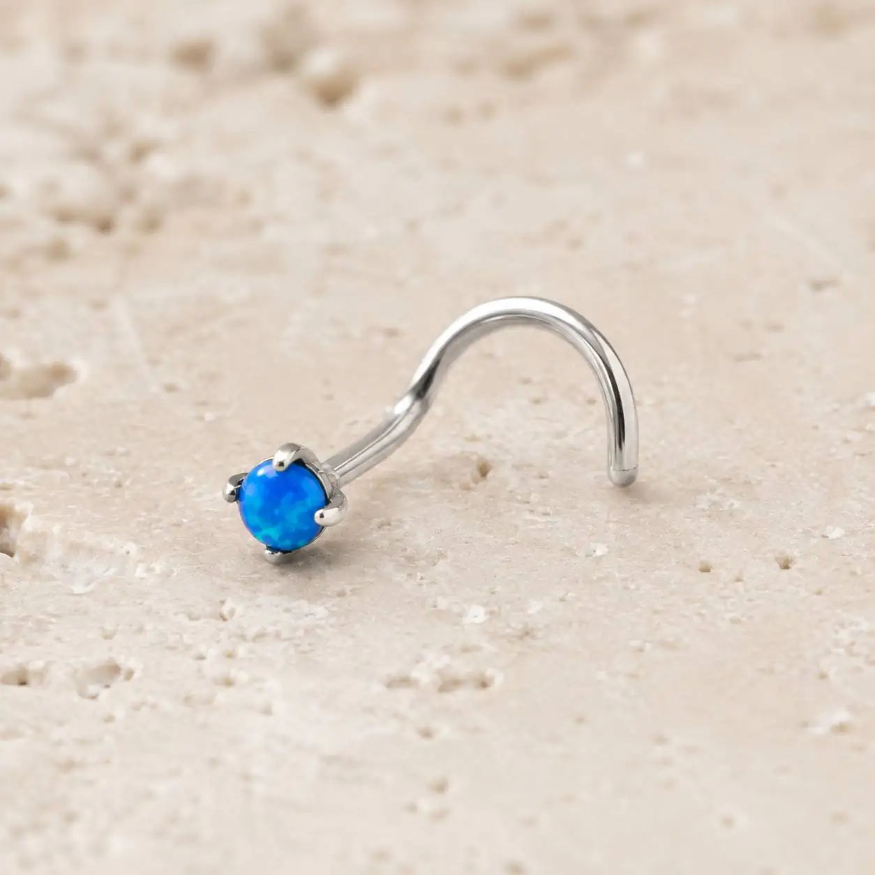 curved-nose-piercing-blue-opal-stone پیرسینگ بینی ظریف با میله کوتاه خمدار و نگین آبی اوپال