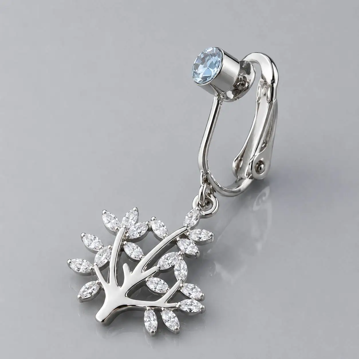 fake-navel-piercing-blue-gem-design.jpg نمای نزدیک پیرسینگ فیک ناف طرح درخت با کریستالهای شفاف و گیره فلزی