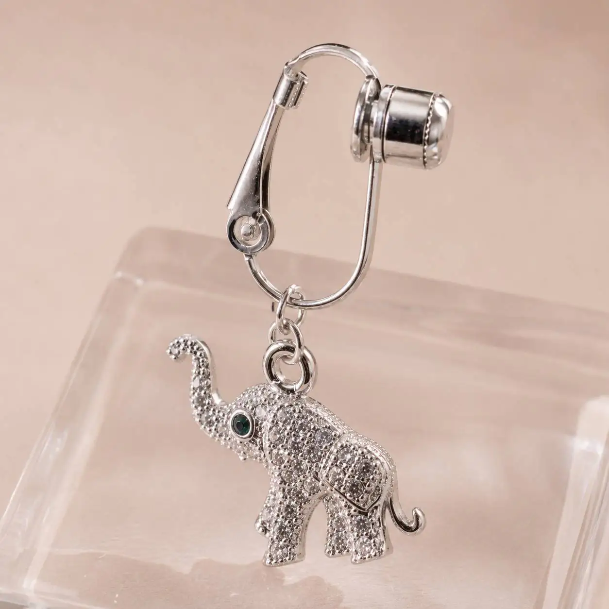 fake-navel-piercing-elephant-charm-side-view نمای زاویهدار پیرسینگ فیک ناف طرح فیل با گیره و میله منحنی