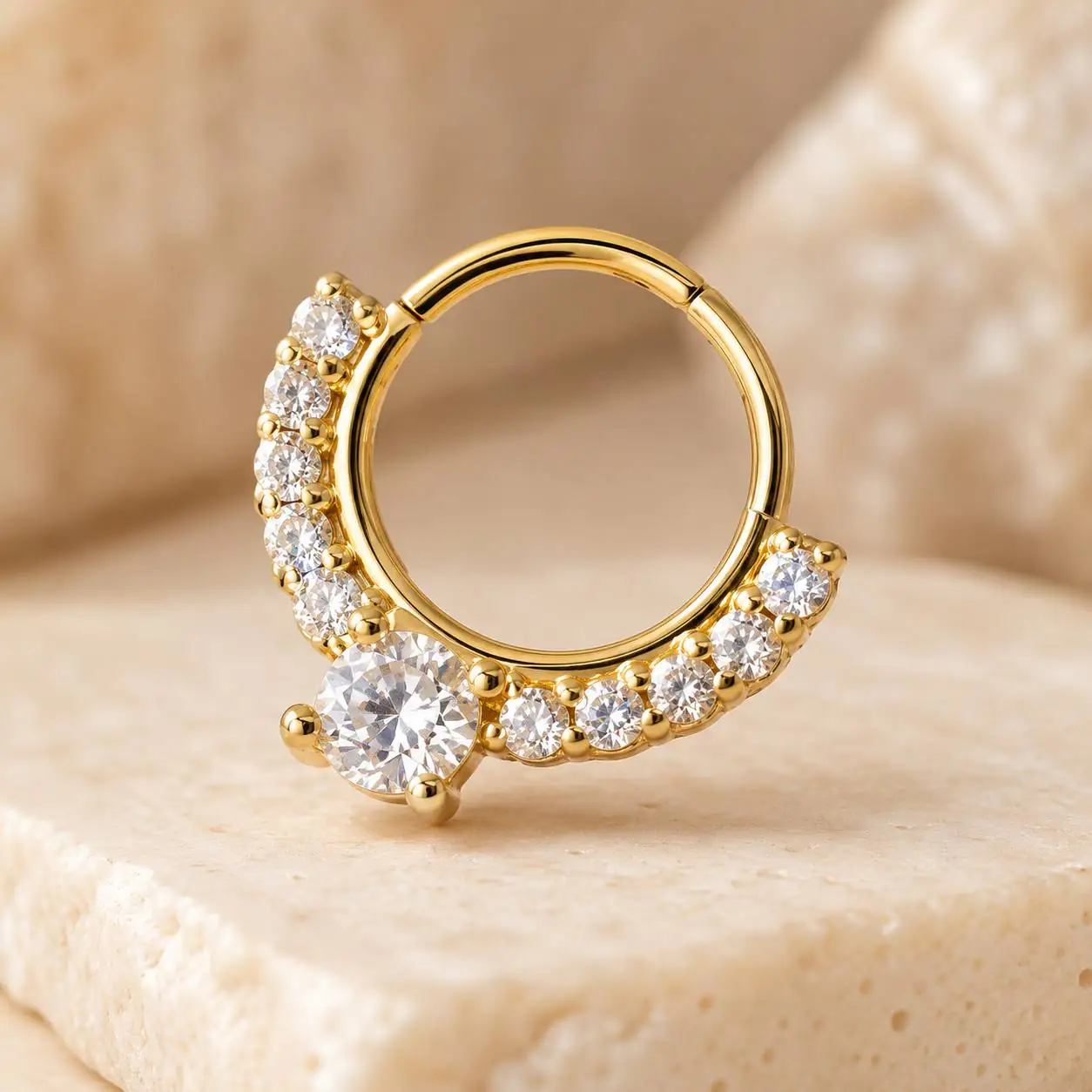 gold-crystal-septum-piercing-front-view تصویر پیرسینگ سپتوم طلایی نگیندار مدل هلالی با نگین درشت مرکزی و ردیف کریستالی