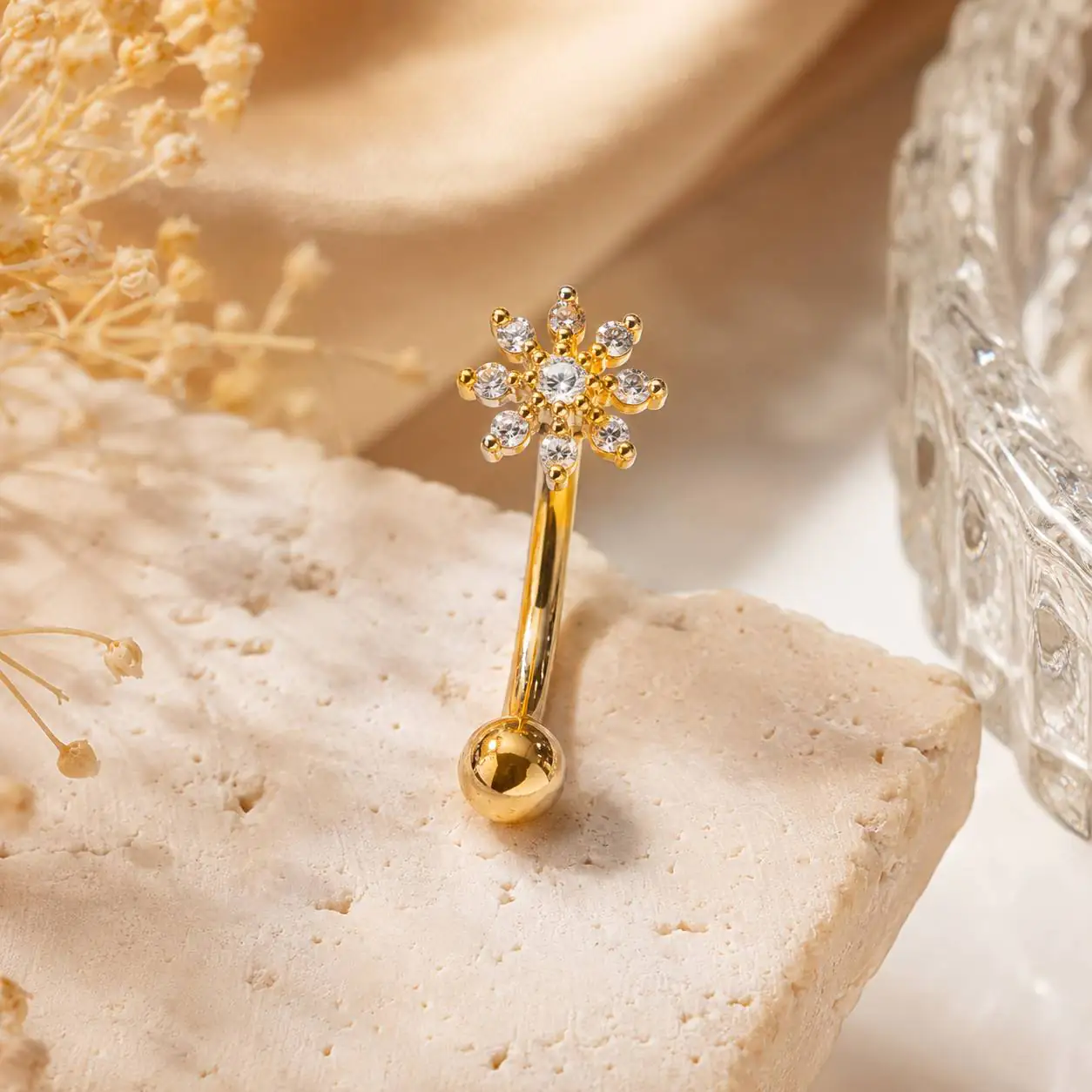 gold-curved-barbell-eyebrow-piercing پیرسینگ ابرو نگیندار طلایی با گوی براق و میله منحنی*