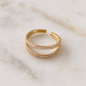 پیرسینگ بینی طلایی حلقه‌ای دو ردیف نگین‌دار از نمای جلو
