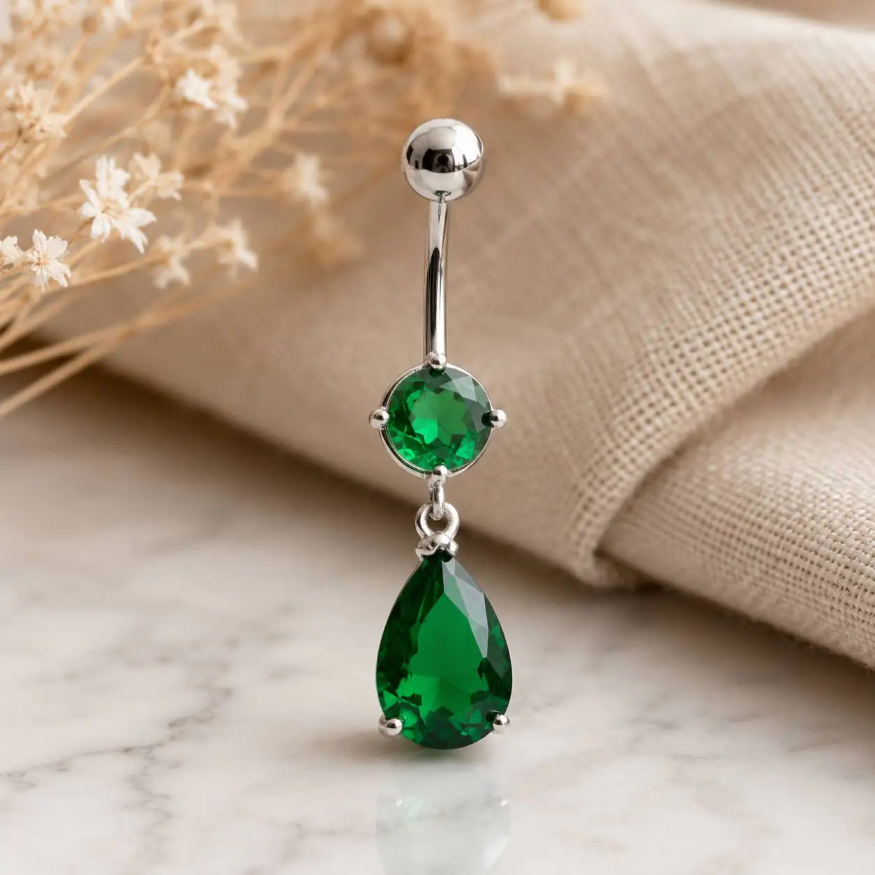 green-gem-belly-button-ring-side-view پیرسینگ ناف آویزی با نگین سبز تراشخورده از زاویه متفاوت