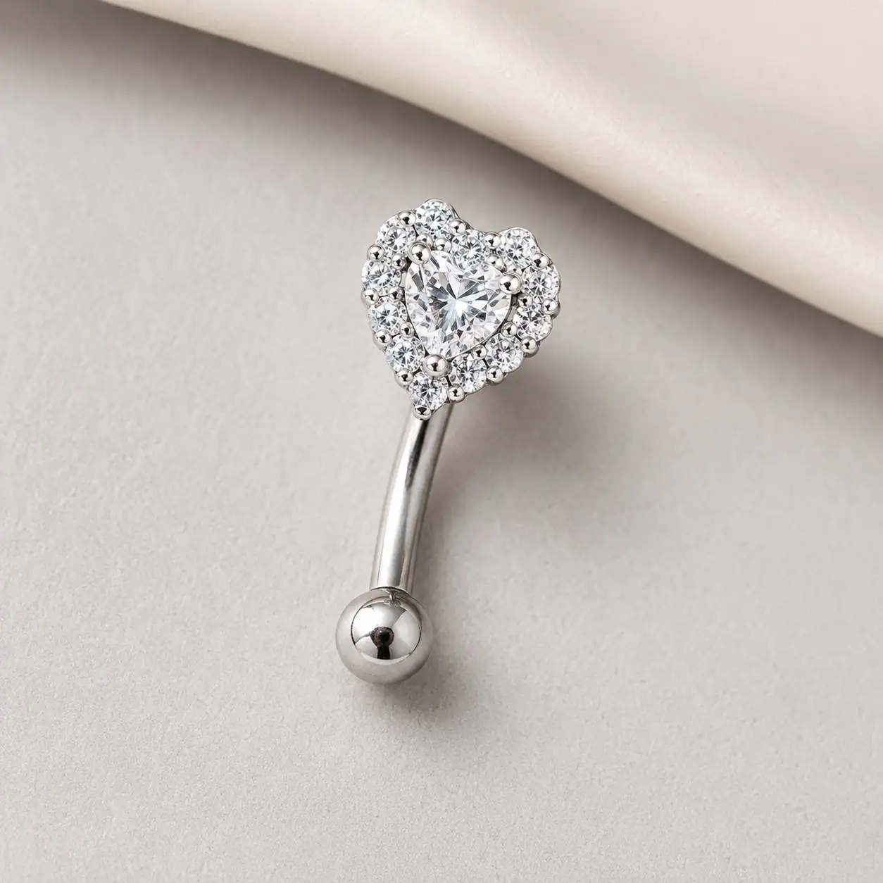 heart-gem-eyebrow-piercing-front.jpg پیرسینگ ابرو قلبی نقرهای با نگین شفاف و حاشیه نگیندار