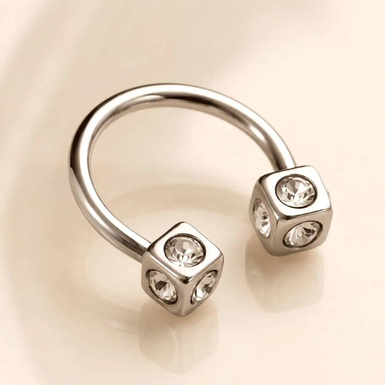 luxury-silver-horseshoe-piercing-angle-view پیرسینگ نعل اسبی طرح تاس شانسی نقره ای نگین دار