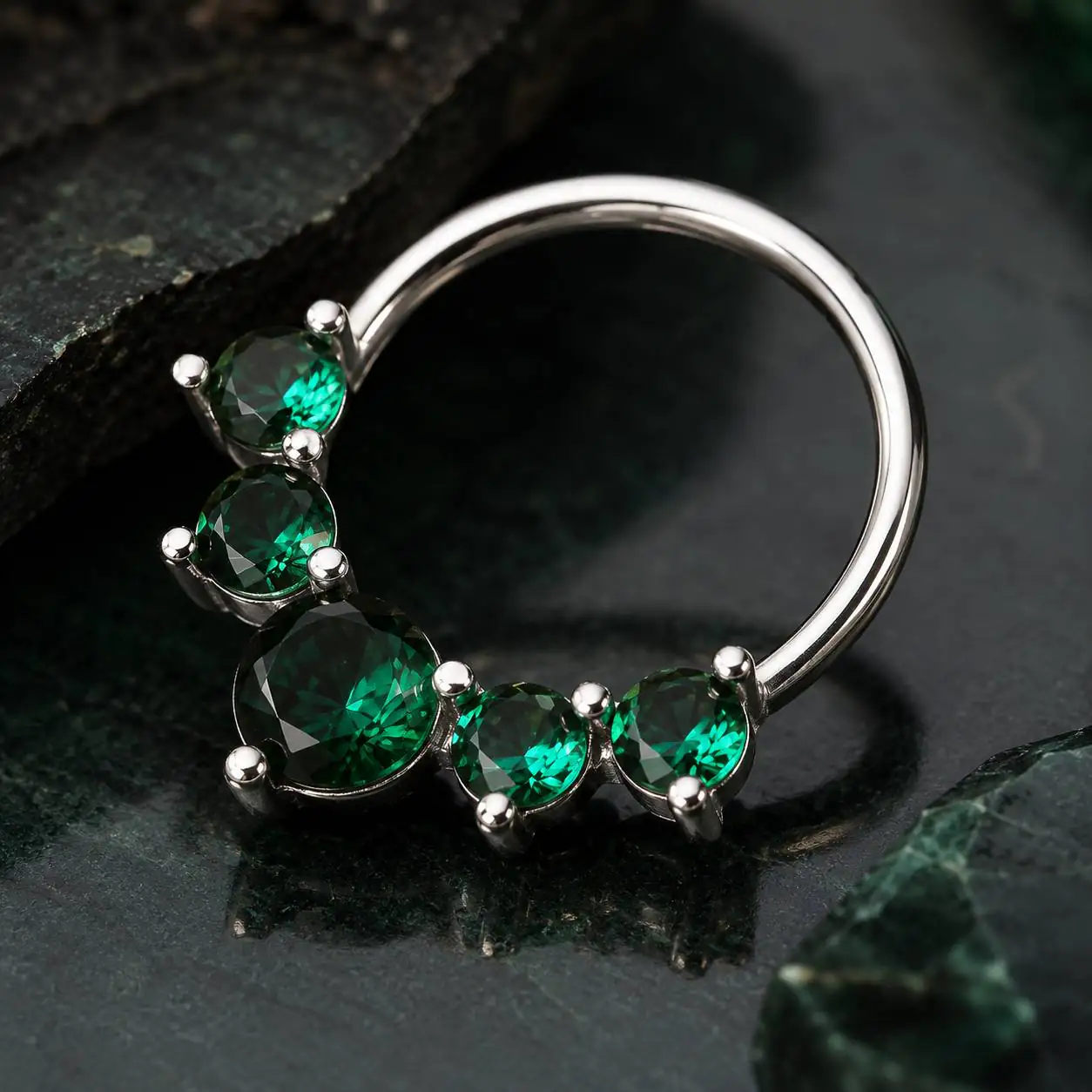 luxury-silver-septum-jewelry-emerald-stones عکس محصول پیرسینگ بینی سپتوم هلالی با پنج نگین سبز زمردی