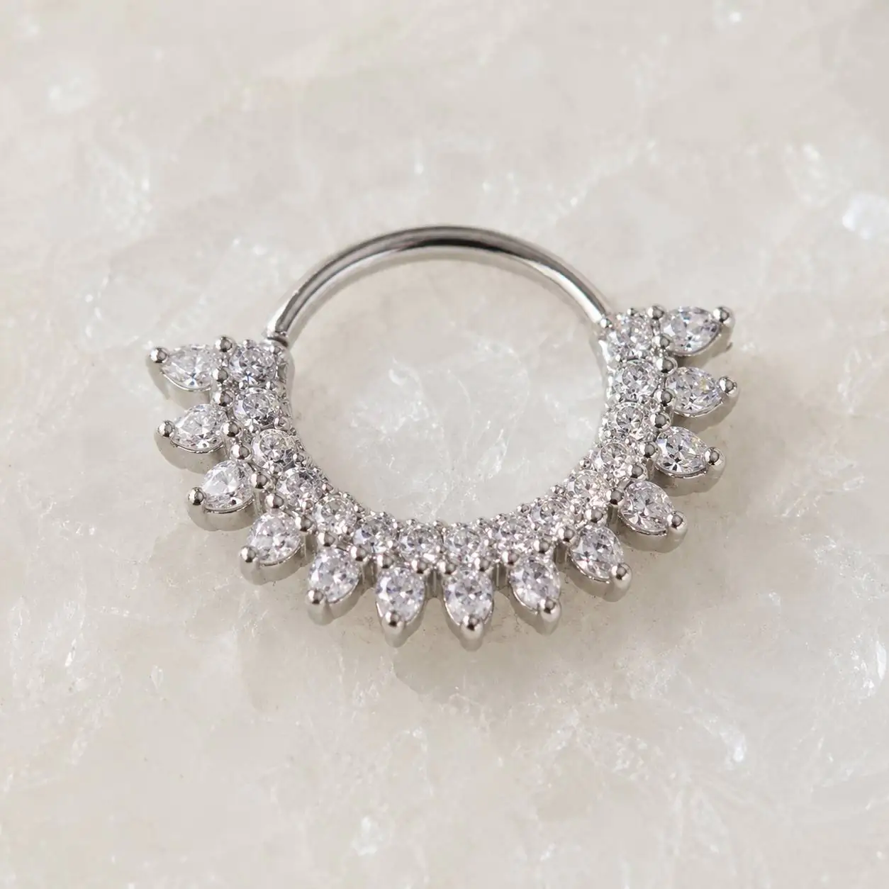 luxury-silver-septum-ring-with-clear-stones عکس محصول پیرسینگ سپتوم زنانه با طراحی تاجی و ردیف نگینهای کریستالی شفاف