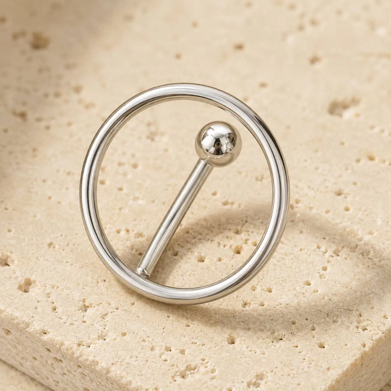minimal-ball-navel-piercing-side پیرسینگ ناف نقره ای حلقه ای