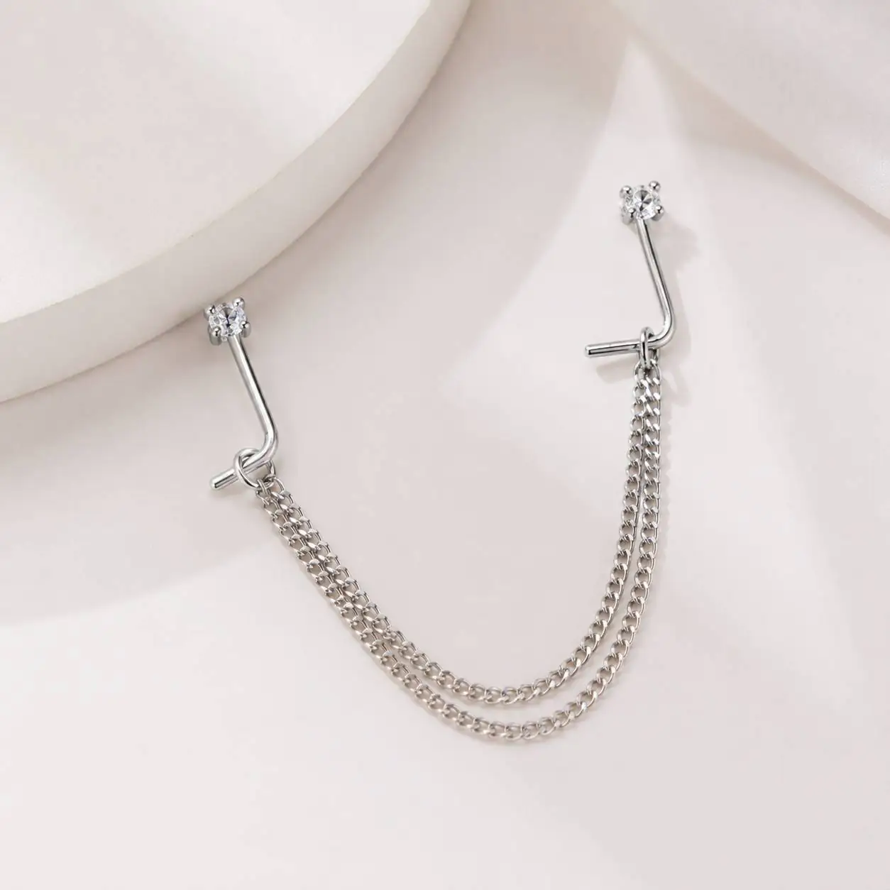 minimal-silver-chain-piercing-closeup تصویر محصول پیرسینگ بینی فانتزی زنجیری با ظاهر مینیمال و لوکس