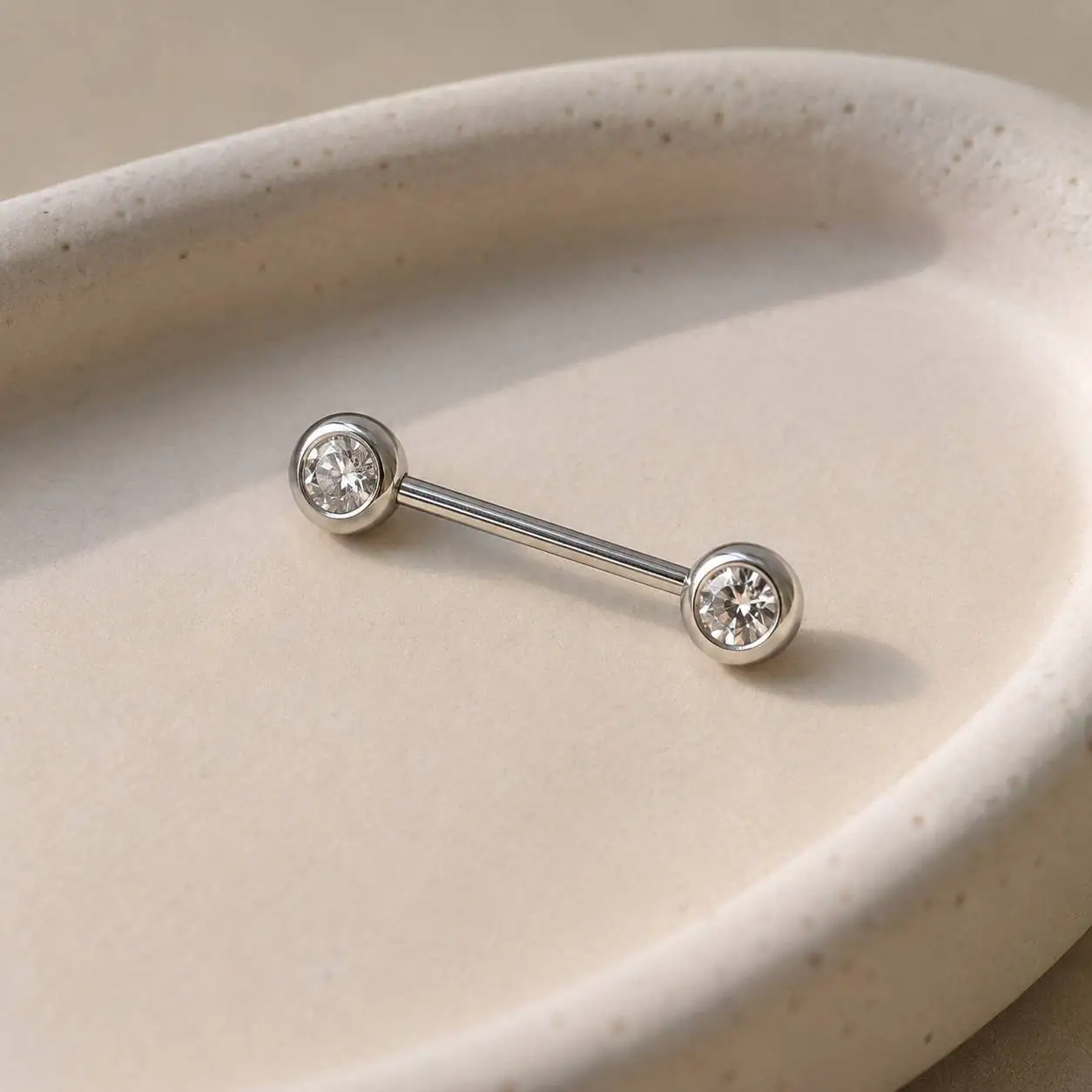 minimal-titanium-nipple-piercing-03.jpg پیرسینگ نیپل تیتانیومی مینیمال با نگین شفاف در دو طرف*