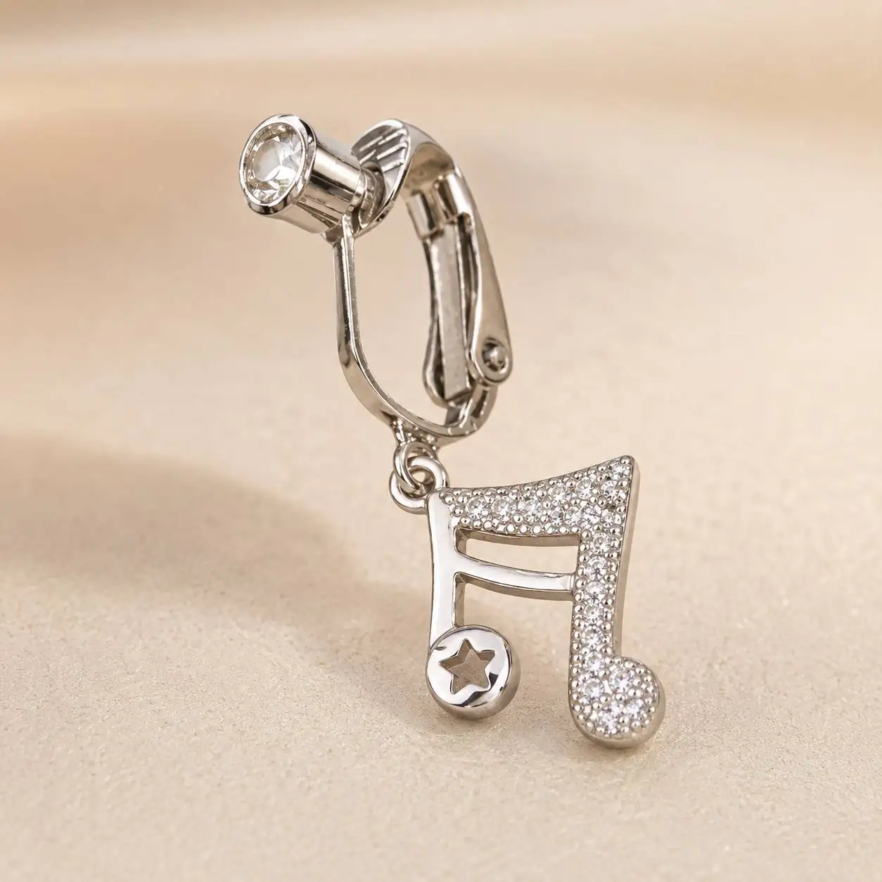 musical-note-fake-navel-piercing-front.jpg پیرسینگ فیک ناف نقرهای نگیندار طرح نت موسیقی از نمای روبهرو