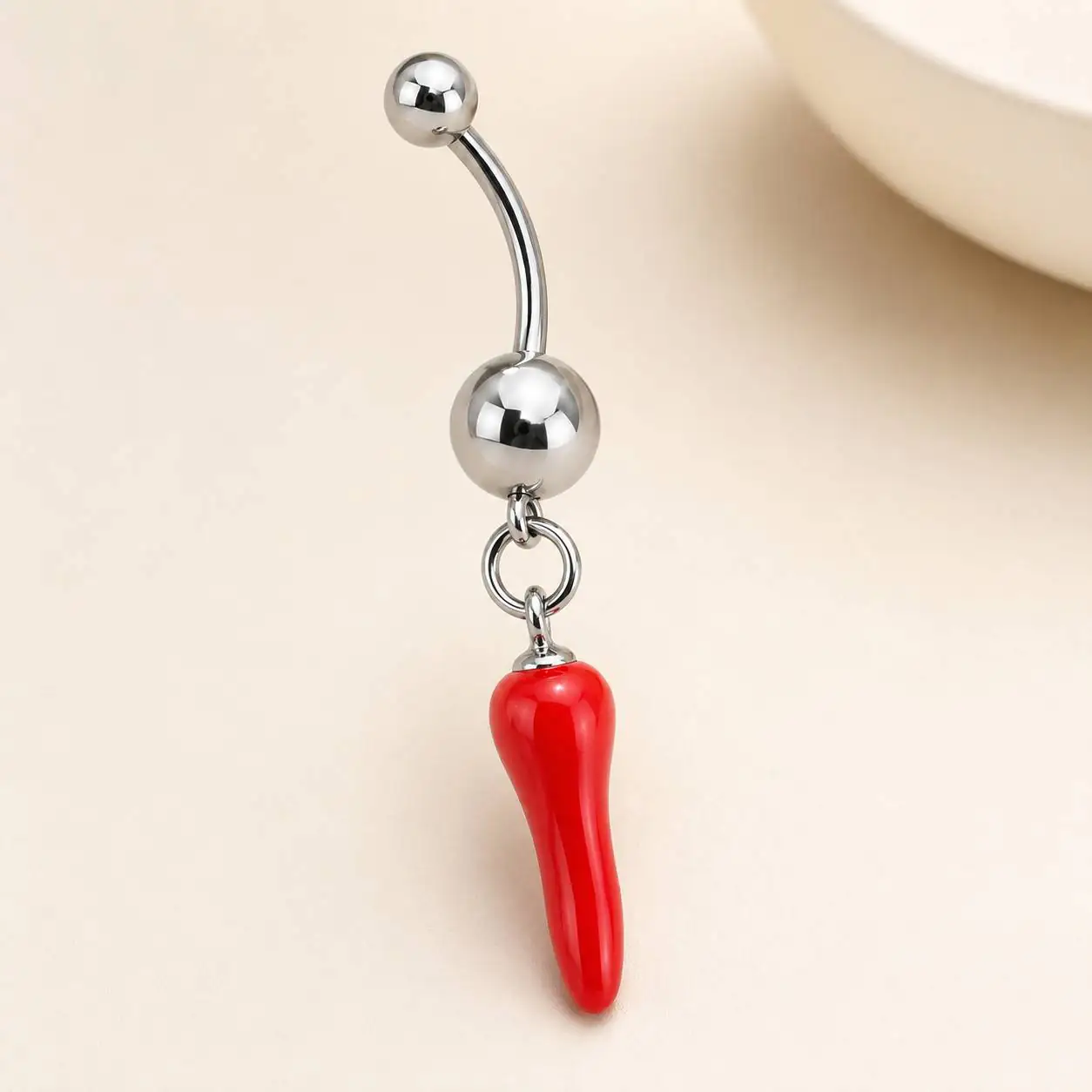 red-pepper-belly-ring-side-angle نمای زاویهدار پیرسینگ ناف آویزدار با فلفل قرمز براق