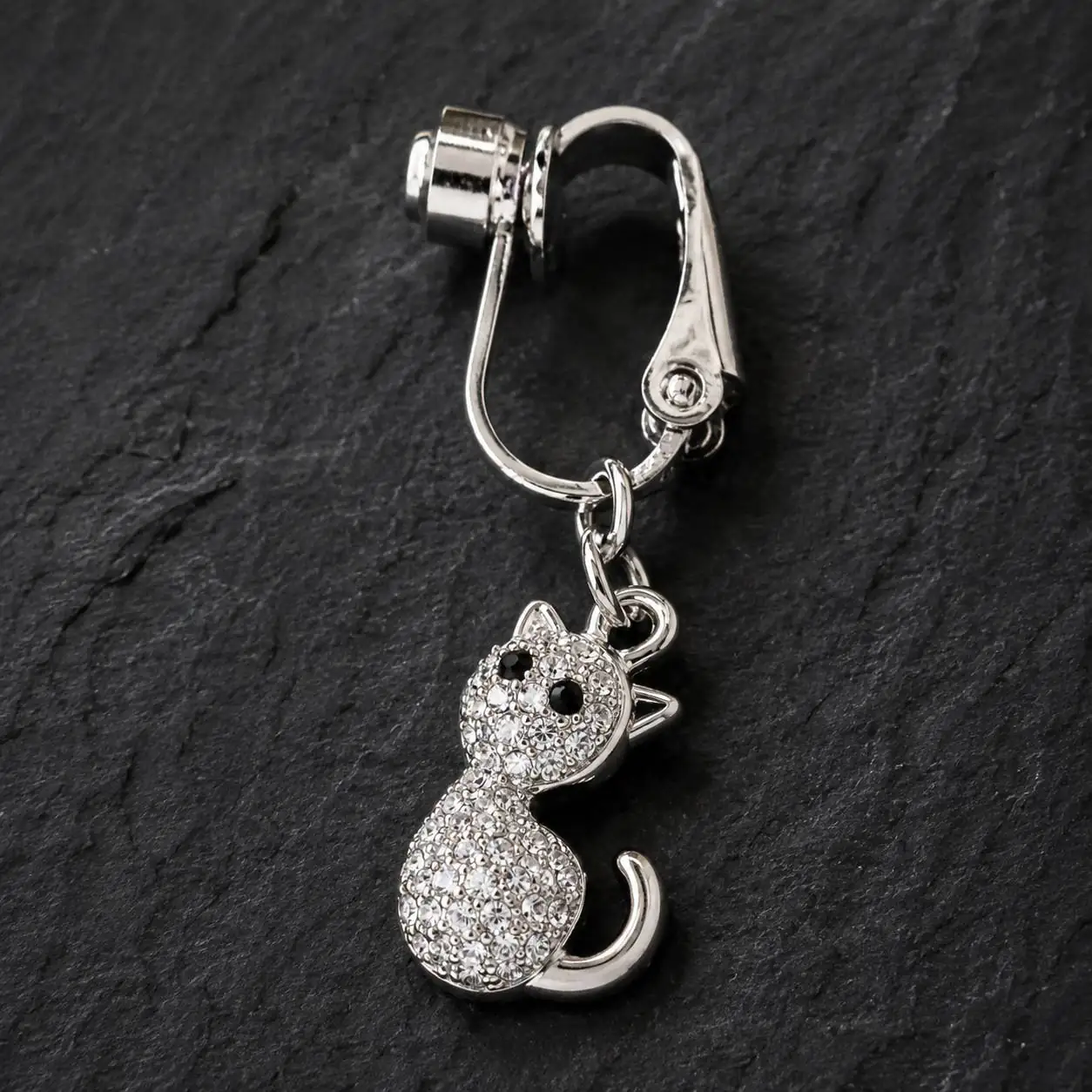 rhinestone-cat-clip-on-navel-piercing-dark-background