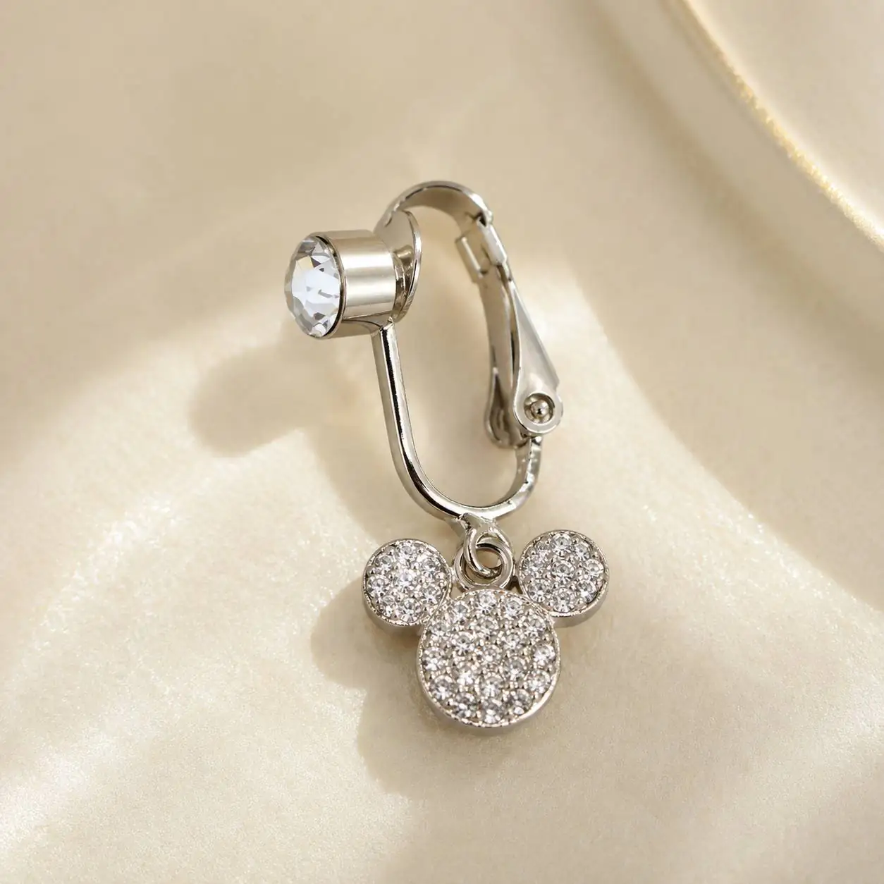 rhinestone-clip-on-navel-piercing-side-view نمای کناری پیرسینگ فیک ناف کلیپسی با نگین شفاف و آویز میکی موس