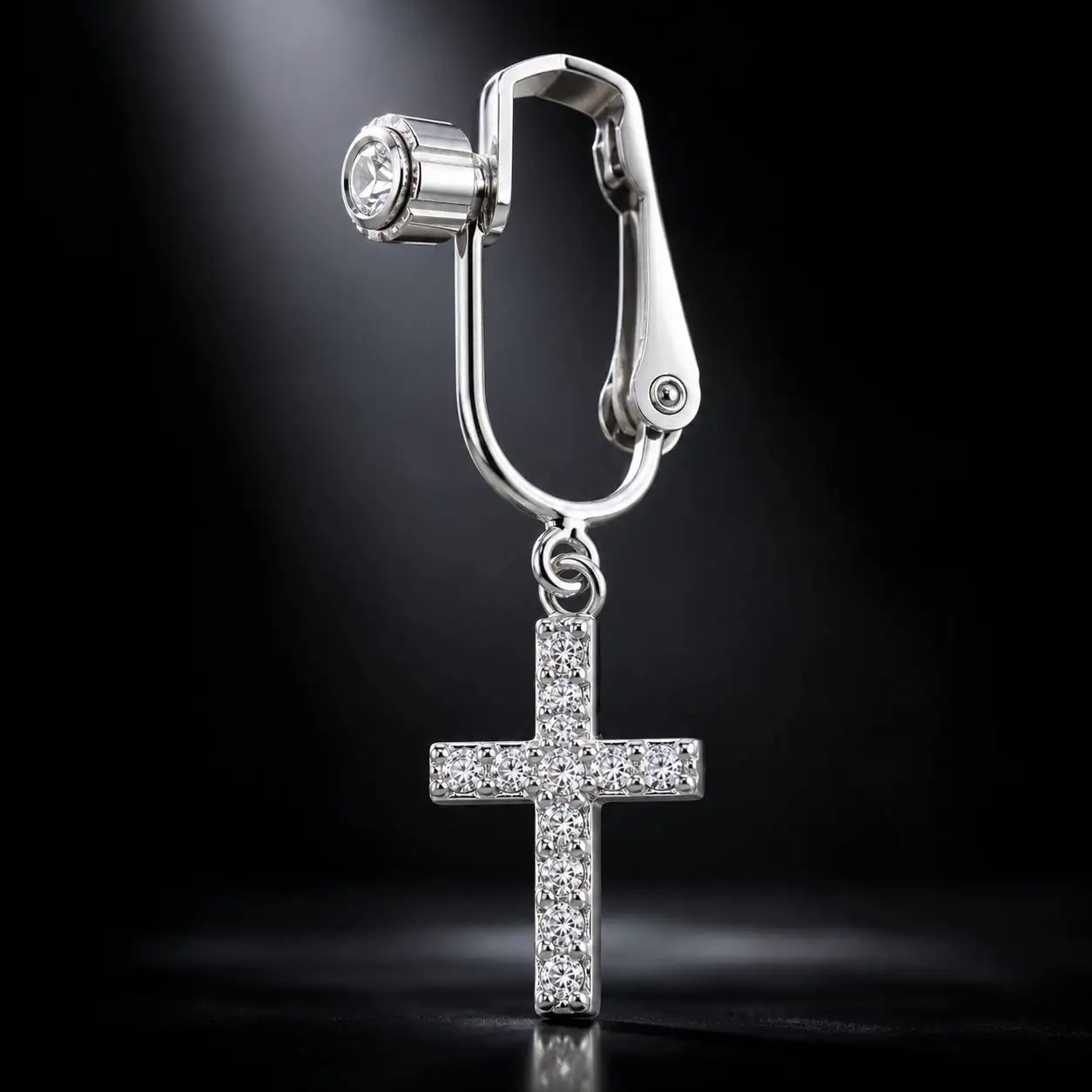 rhinestone-cross-fake-belly-piercing-dark-background نمای نزدیک پیرسینگ فیک ناف صلیبدار روی پسزمینه مشکی