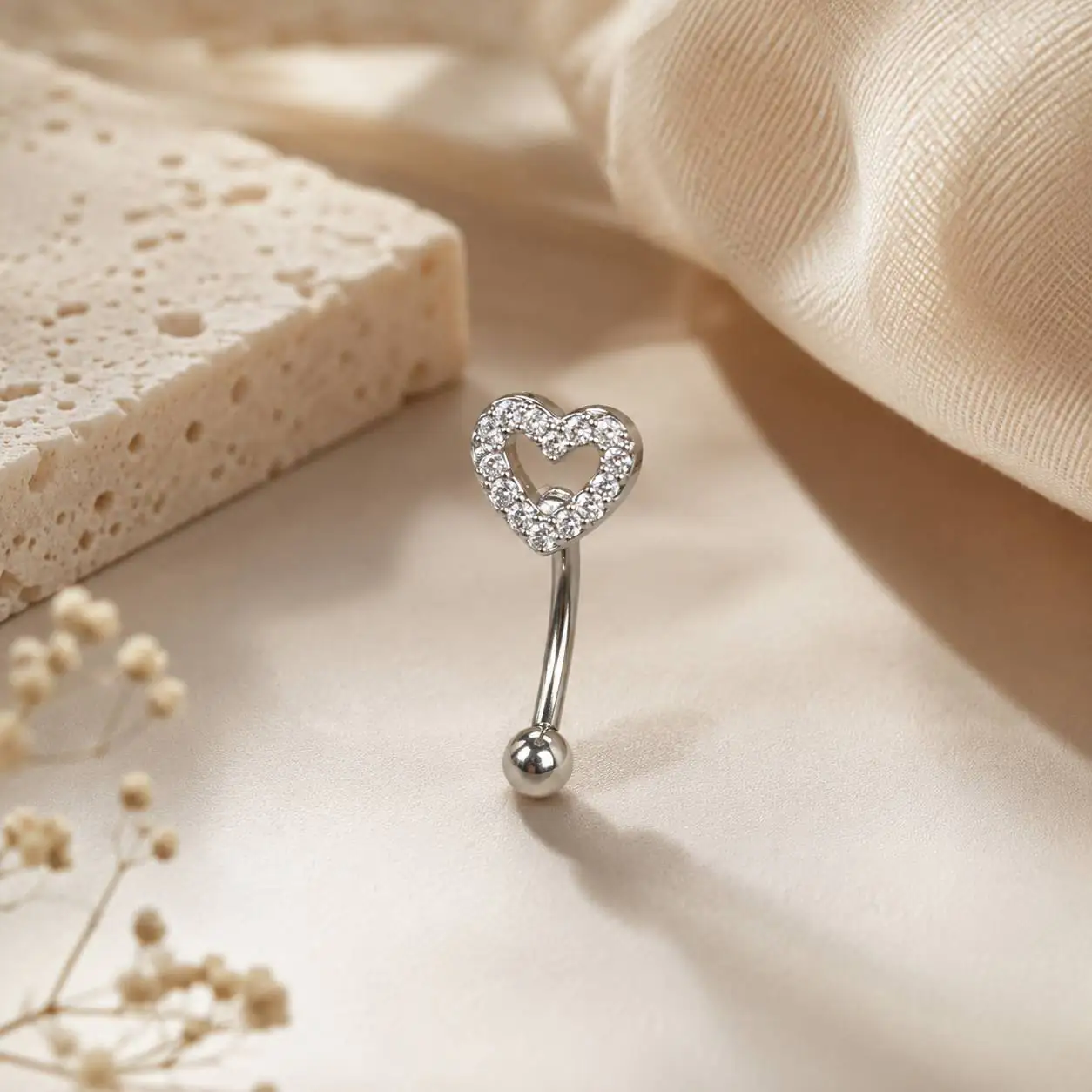 rhinestone-heart-curved-eyebrow-piercing نمای نزدیک پیرسینگ ابرو طرح قلب با نگینهای شفاف دور قلب