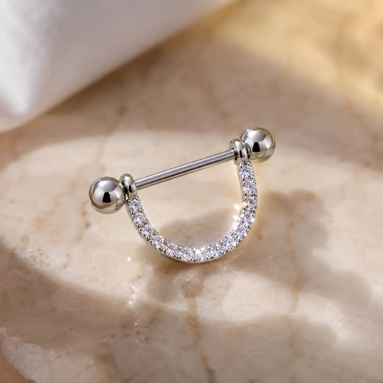 rhinestone-nipple-barbell-jewelry پیرسینگ نیپل نگیندار نقرهای با دو گوی براق و قوس هلالی