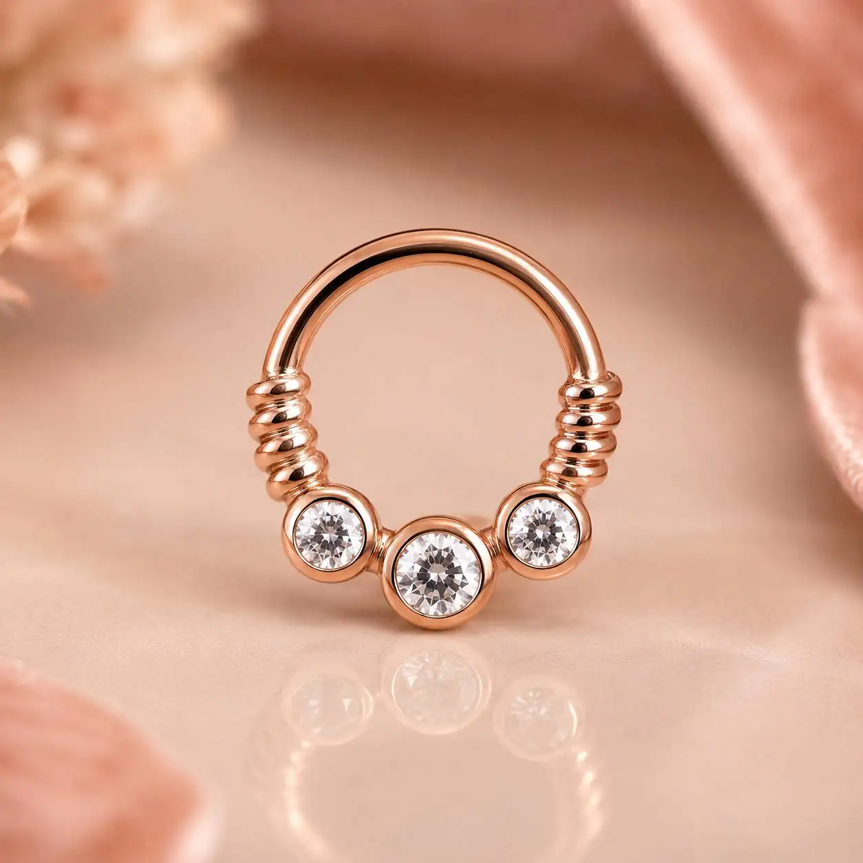 rose-gold-septum-piercing-front-view پیرسینگ سپتوم رزگلد با سه نگین گرد شفاف و طراحی پیچدار کناری