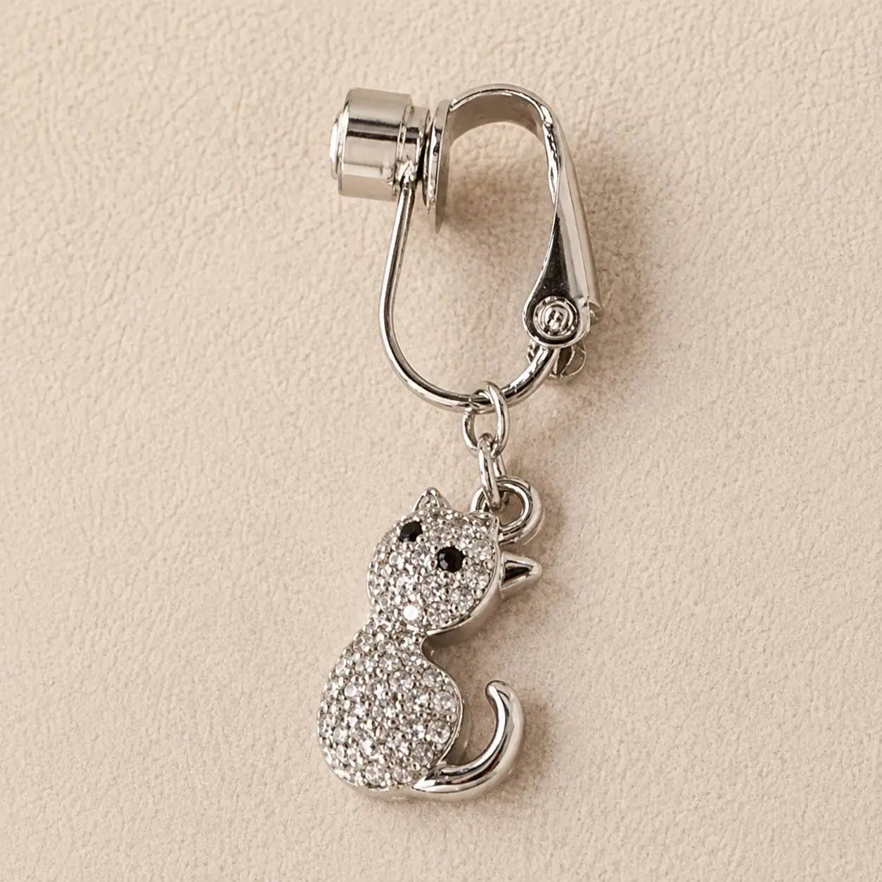 silver-cat-fake-belly-piercing-front-view پیرسینگ فیک ناف نقرهای با آویز گربه نگیندار از نمای روبهرو