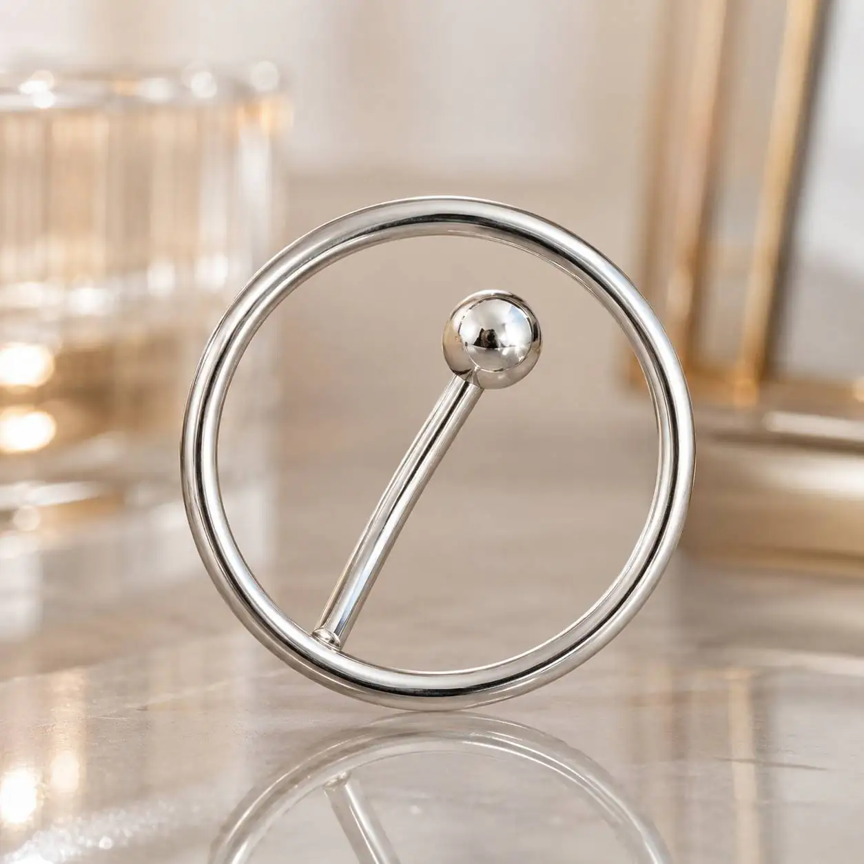 silver-circle-navel-piercing-detail نمای نزدیک پیرسینگ ناف حلقهای نقرهای با طراحی خاص