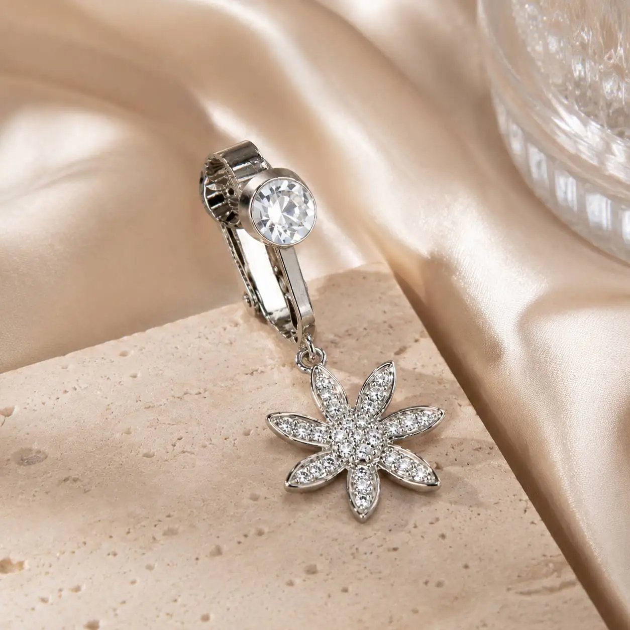 silver-crystal-flower-fake-navel-piercing.jpg پیرسینگ فیک ناف نقرهای با نگین کریستالی و آویز گل تزئین شده