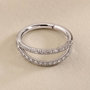 پیرسینگ بینی حلقه‌ای نقره‌ای دو ردیف نگین‌دار از نمای روبه‌رو