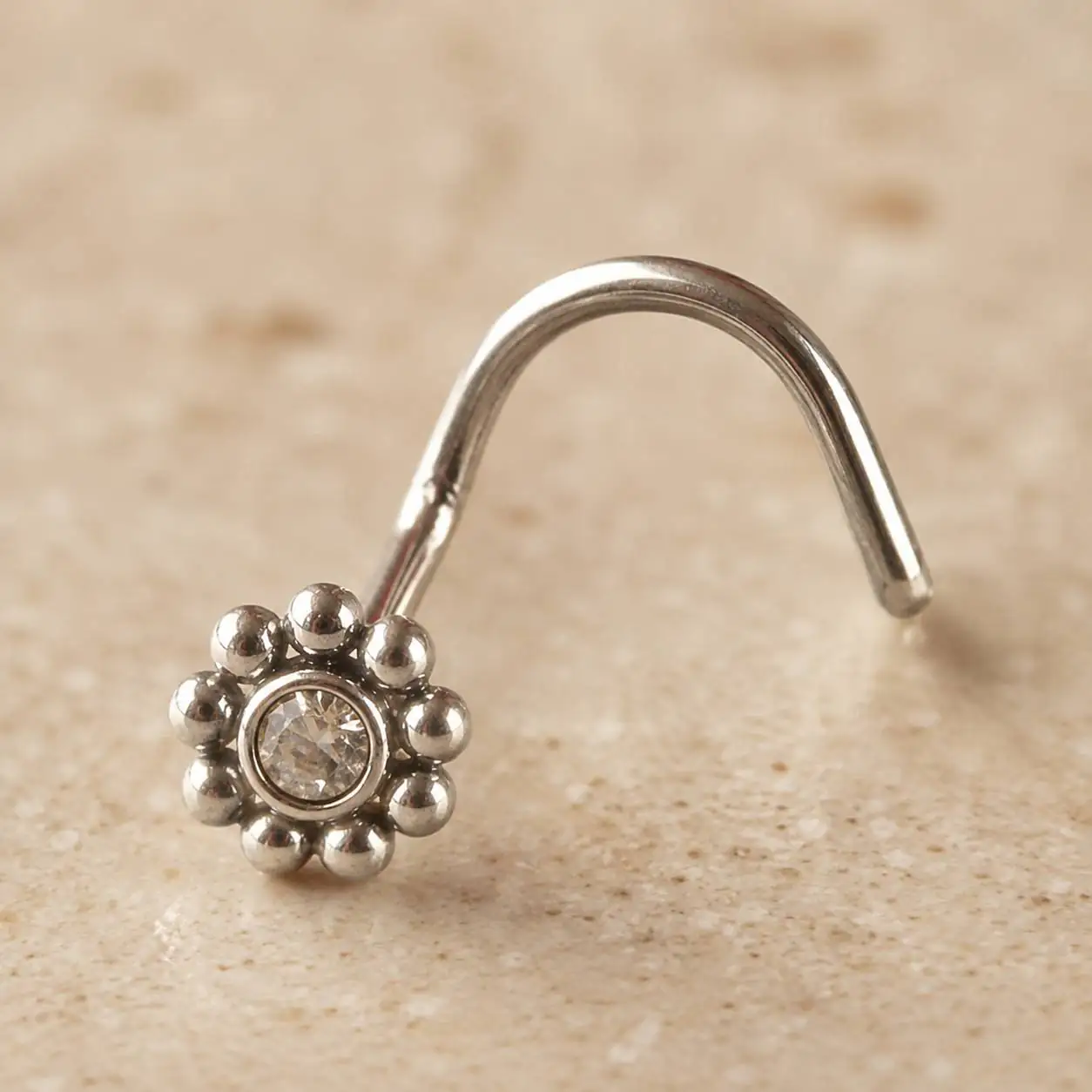 silver-flower-nose-stud-front-view پیرسینگ بینی نقرهای نگیندار طرح گل با میله خمیده از نمای روبهرو