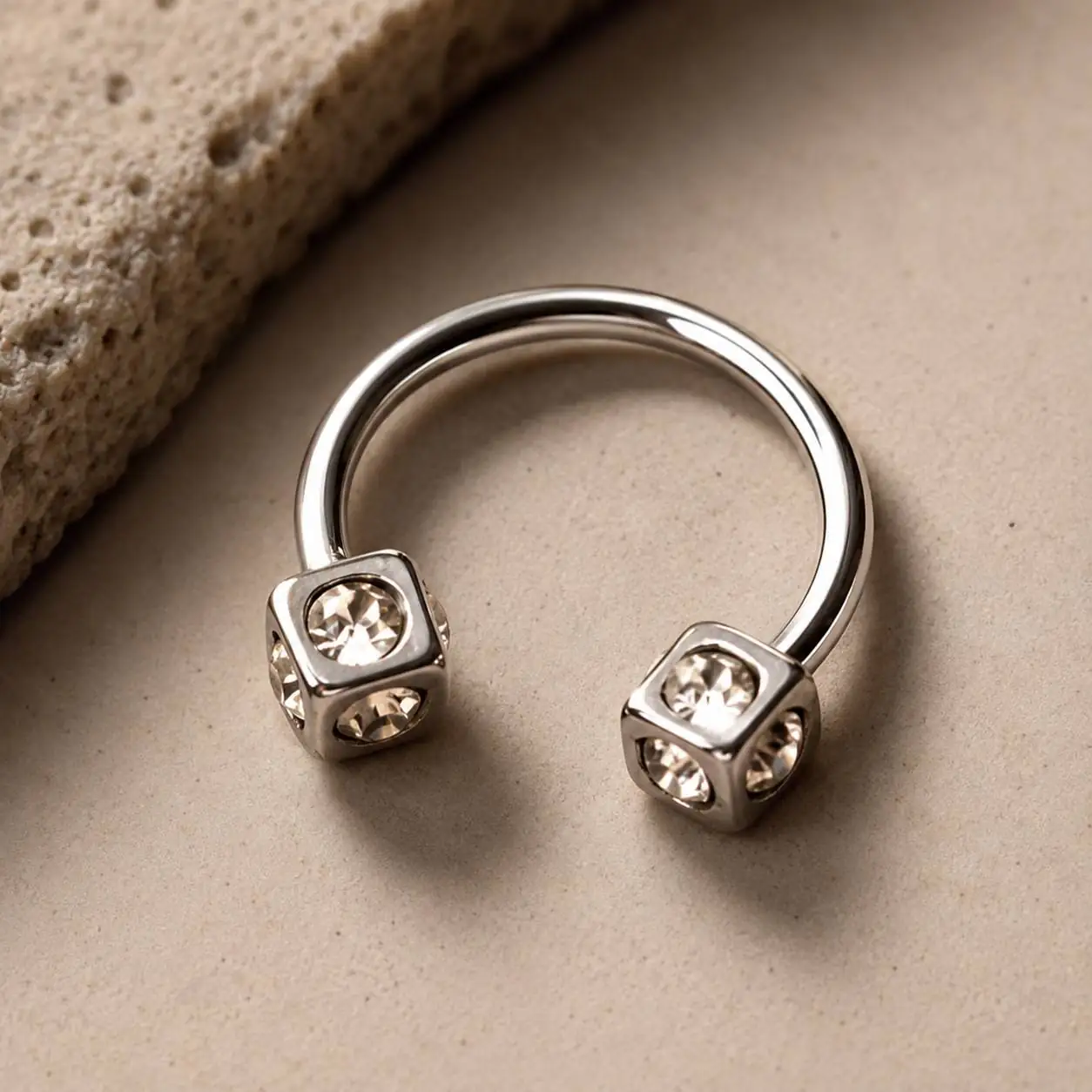 silver-gem-cube-piercing-closeup تصویر محصول پیرسینگ نعل اسبی مکعبی با طراحی مدرن و براق