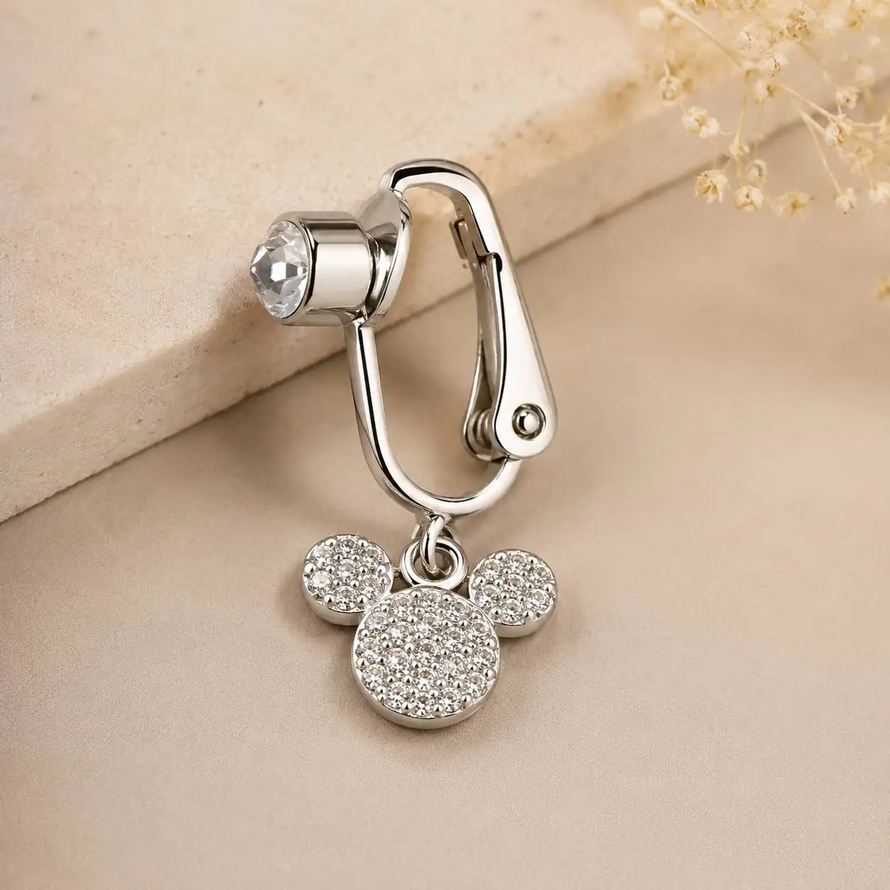 silver-mickey-fake-belly-piercing-close-up نمای نزدیک پیرسینگ فیک ناف بدون سوراخکردن با آویز نگیندار نقرهای